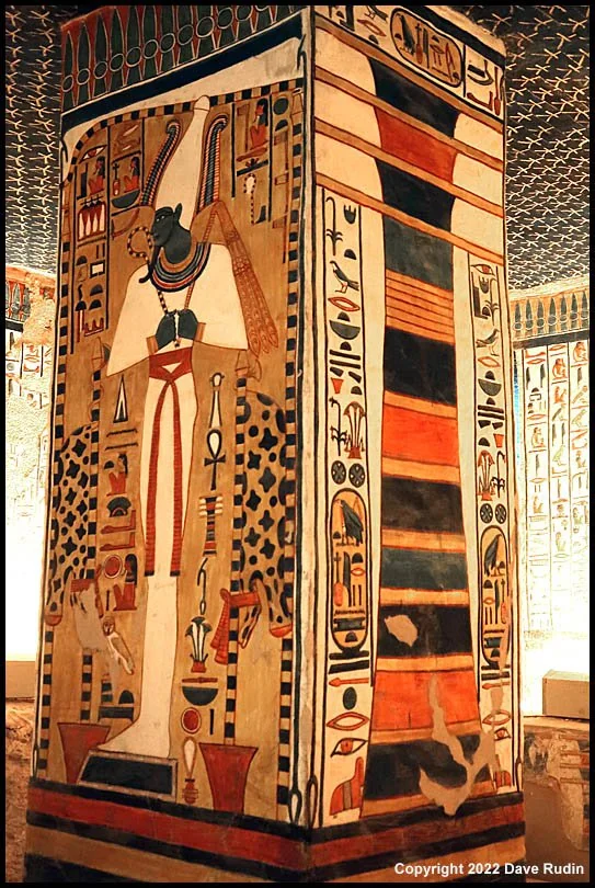 Pilier peint de la tombe de Nefertari : Osiris devant le pilier djed