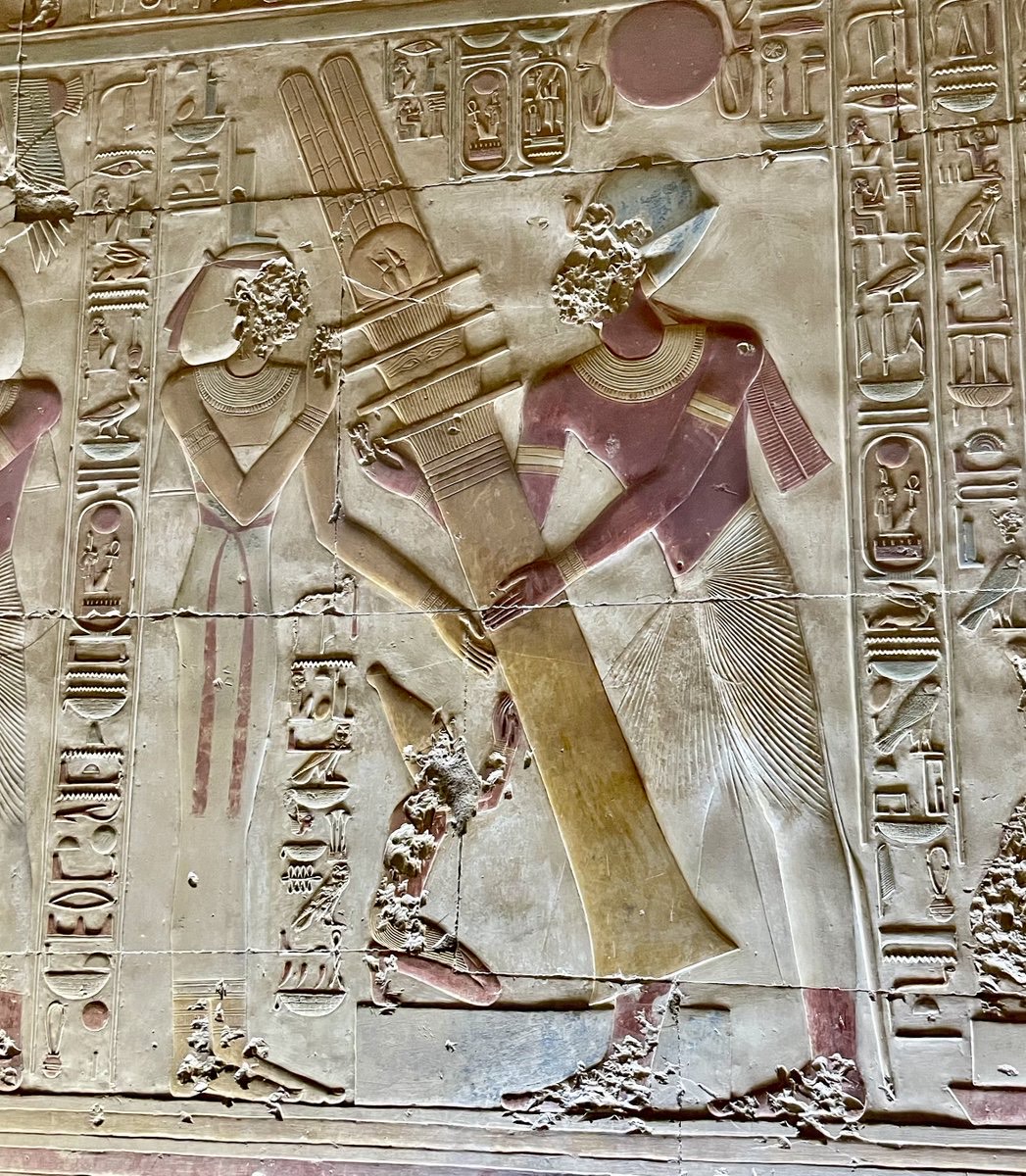 Relief d'Abydos : Séthi Ier relève le pilier djed avec Isis
